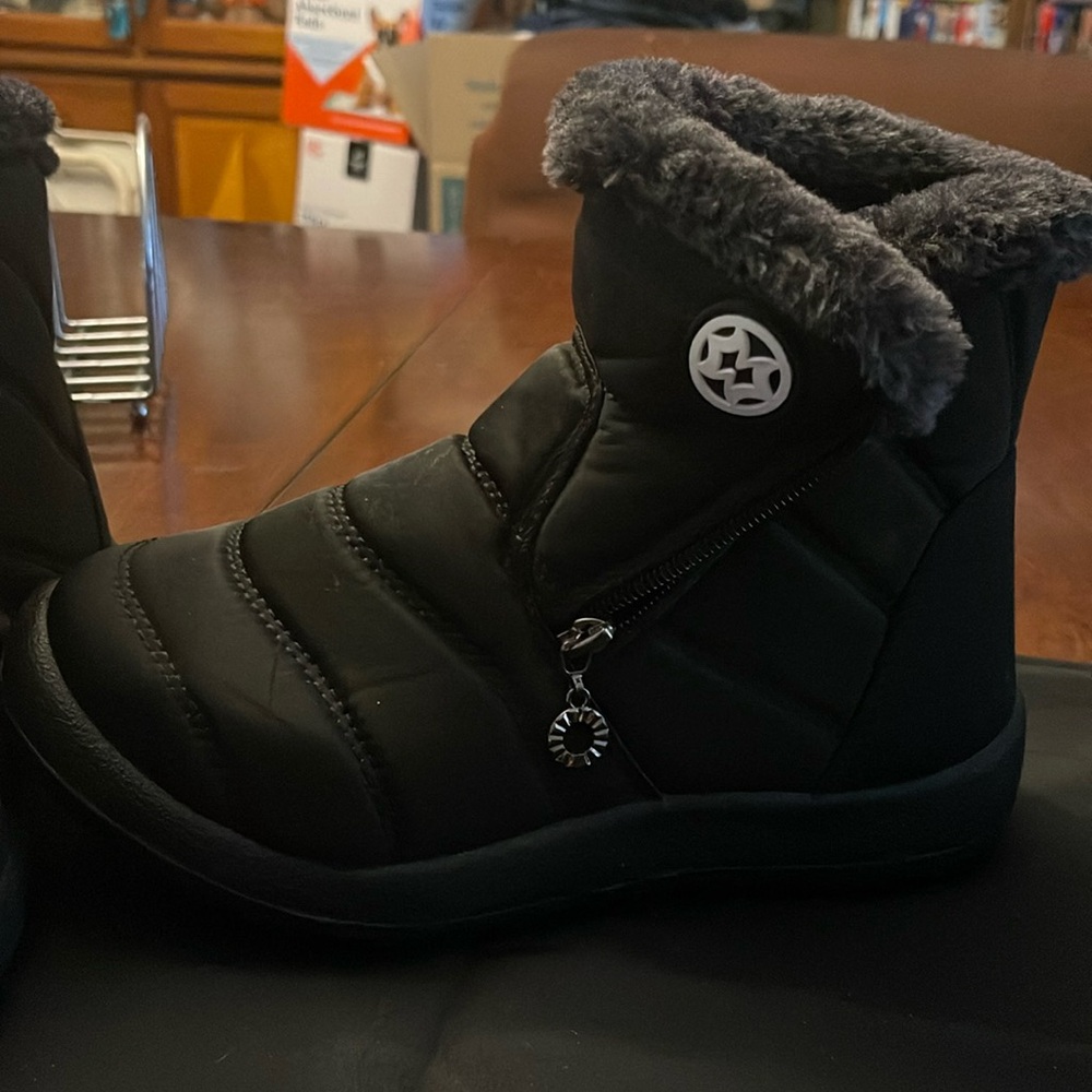 Women’s snow boots size 37